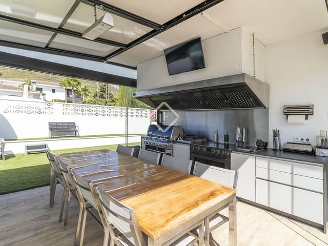 4 makuuhuone Huvila myytävänä paikassa Calpe / Calp mukana uima-altaan 
autotalli - 1 300 000 € (Ref: 9201957)