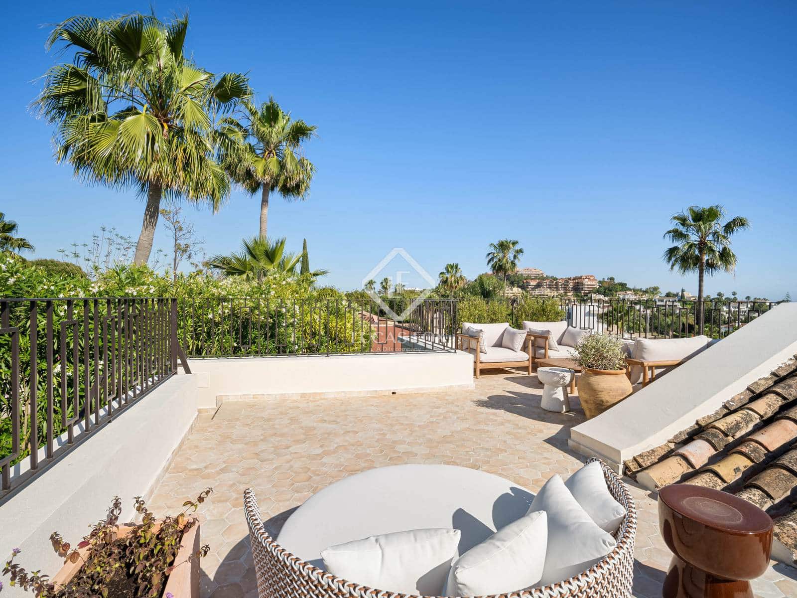 4 slaapkamer Villa te koop in Nueva Andalucia met zwembad garage - € 4.350.000 (Ref: 9203312)