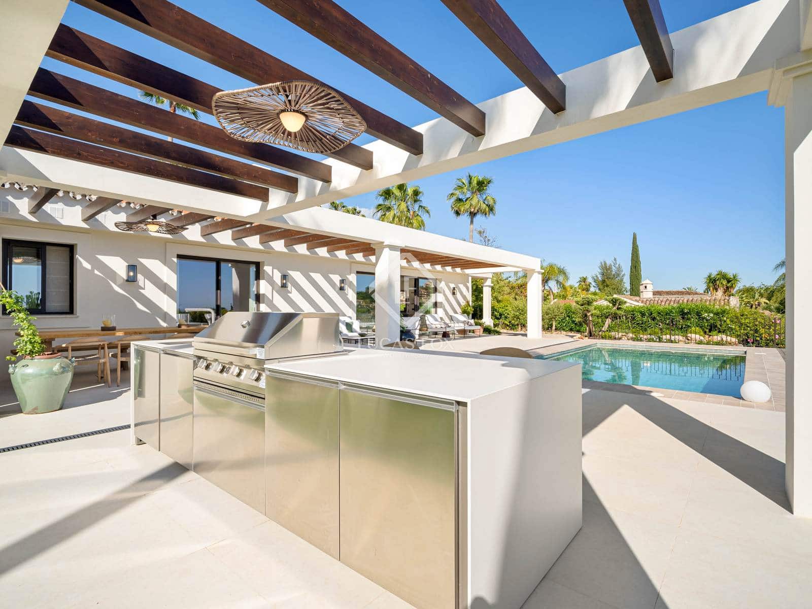 4 slaapkamer Villa te koop in Nueva Andalucia met zwembad garage - € 4.350.000 (Ref: 9203312)