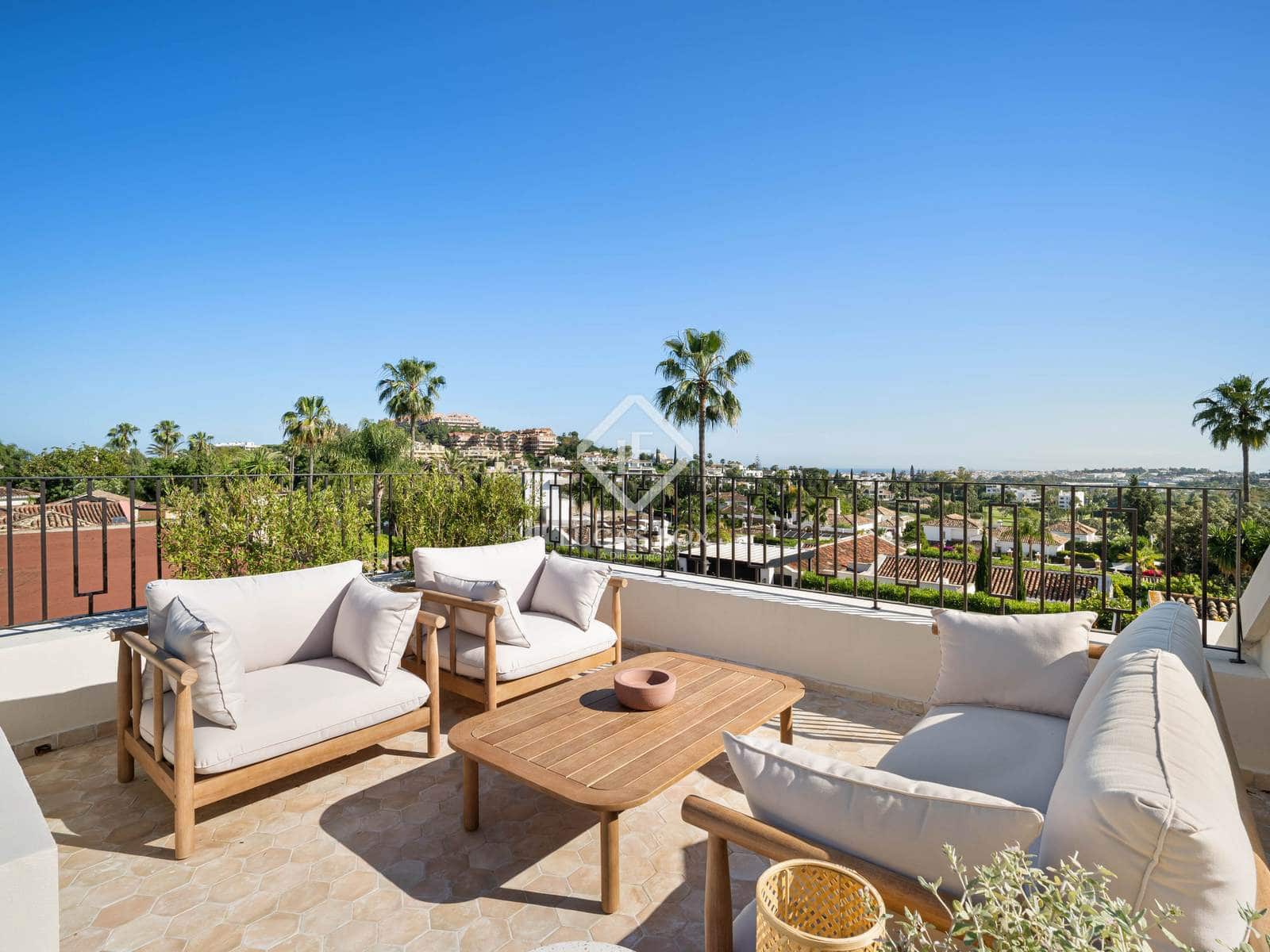 4 slaapkamer Villa te koop in Nueva Andalucia met zwembad garage - € 4.350.000 (Ref: 9203312)