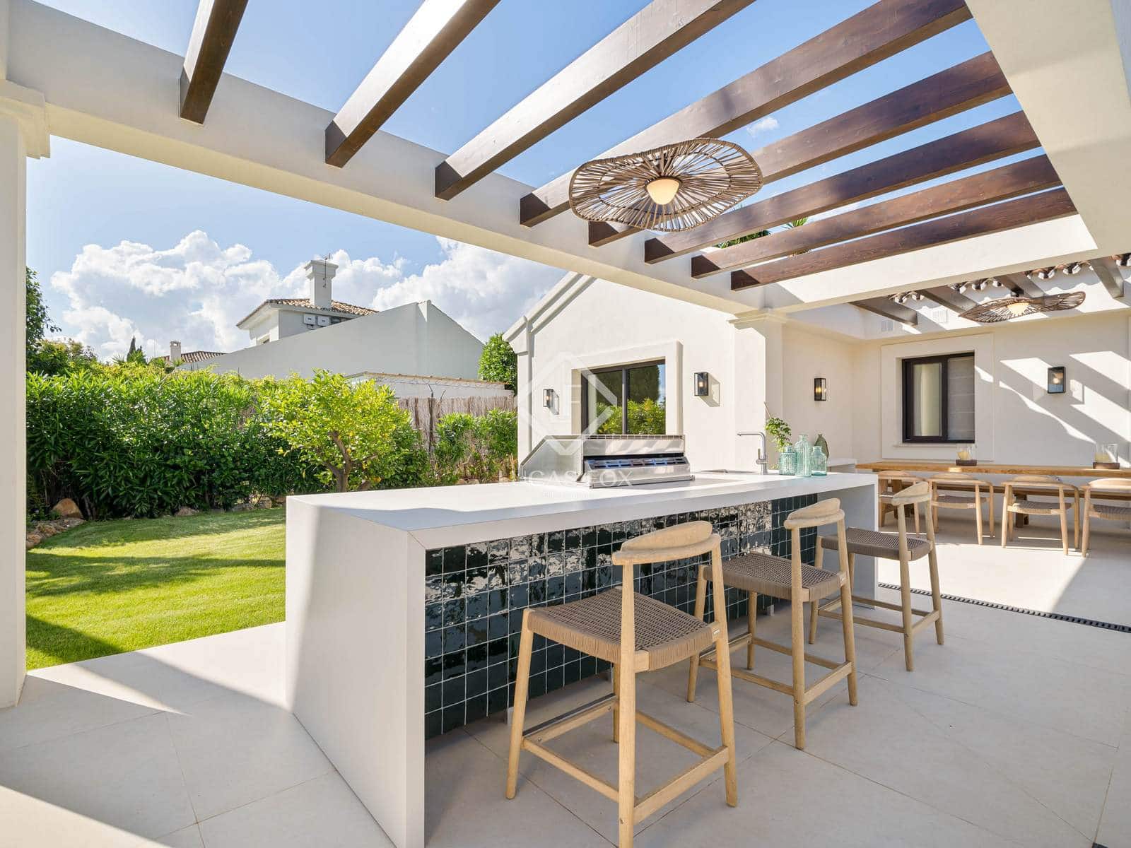 4 slaapkamer Villa te koop in Nueva Andalucia met zwembad garage - € 4.350.000 (Ref: 9203312)