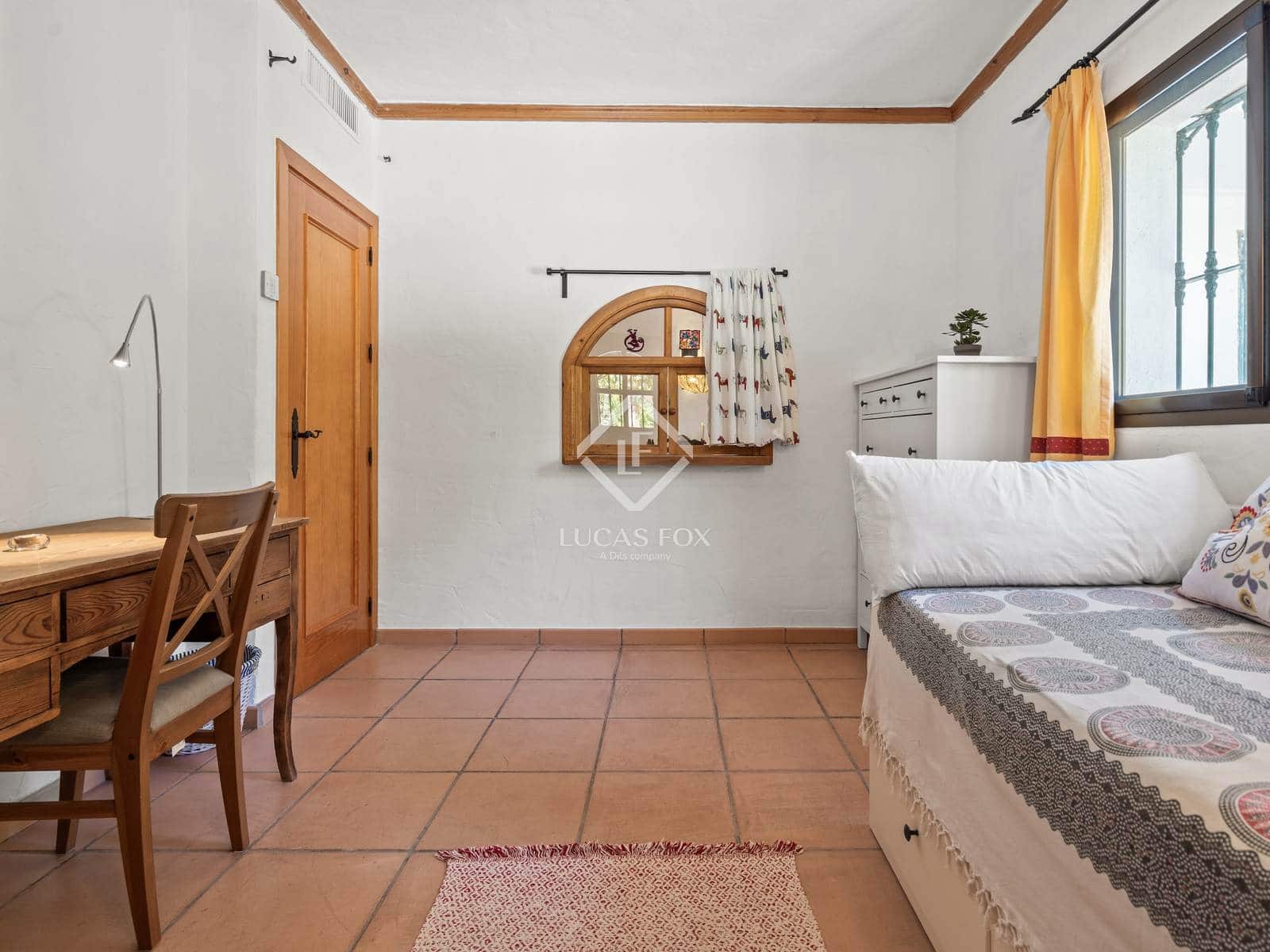 4 bedroom Villa for sale in Estepona with pool garage - € 996,000 (Ref: 9211403)