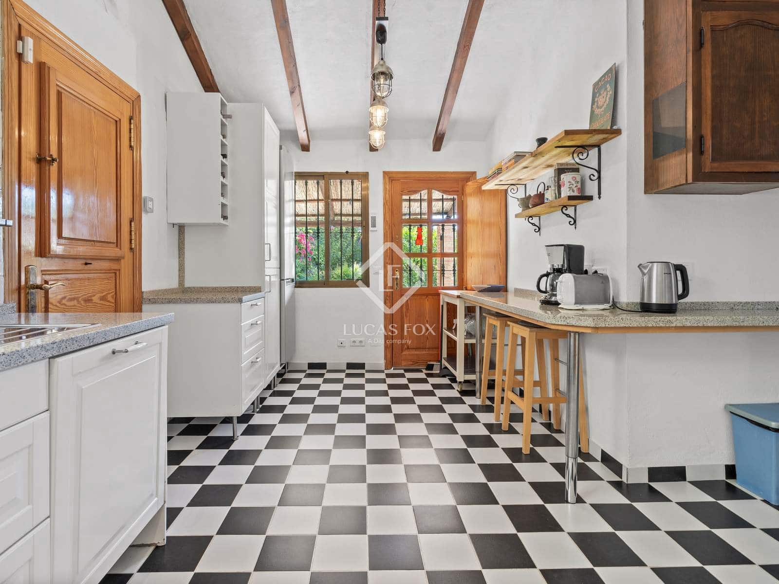 4 bedroom Villa for sale in Estepona with pool garage - € 996,000 (Ref: 9211403)