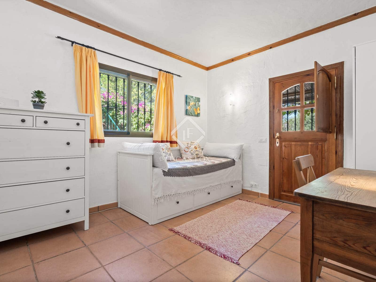 4 bedroom Villa for sale in Estepona with pool garage - € 996,000 (Ref: 9211403)