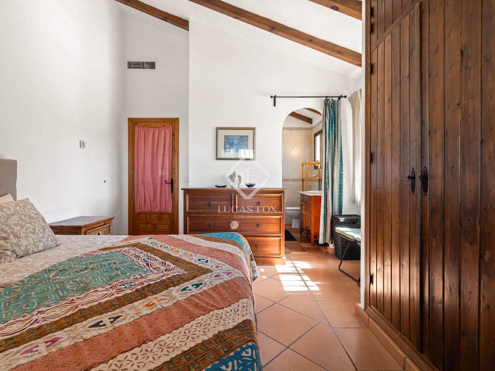 4 bedroom Villa for sale in Estepona with pool garage - € 996,000 (Ref: 9211403)