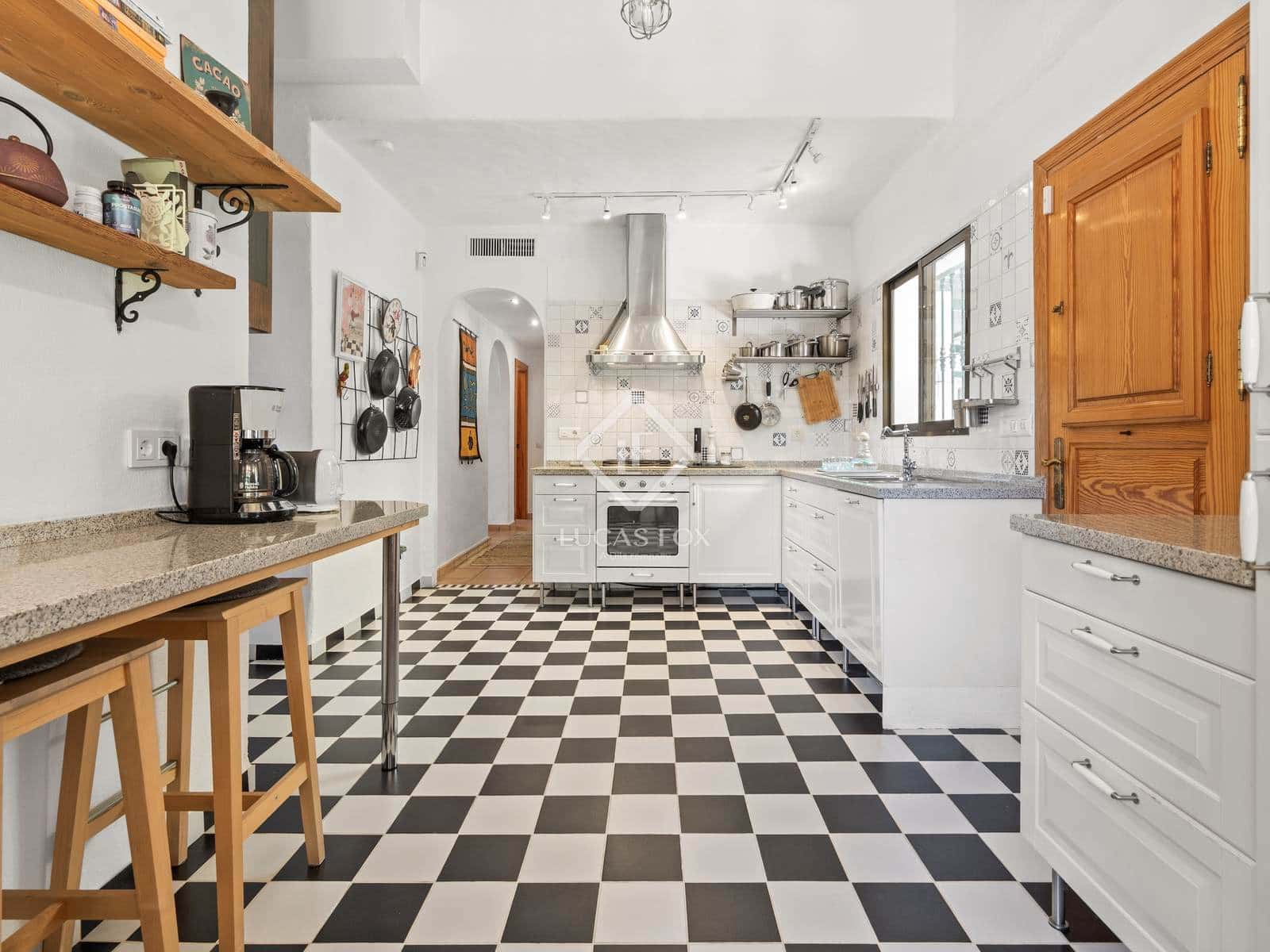 4 bedroom Villa for sale in Estepona with pool garage - € 996,000 (Ref: 9211403)