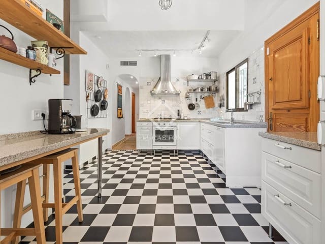 4 soverom Villa til salgs i Estepona med svømmebasseng garasje - € 996 000 (Ref: 9211403)