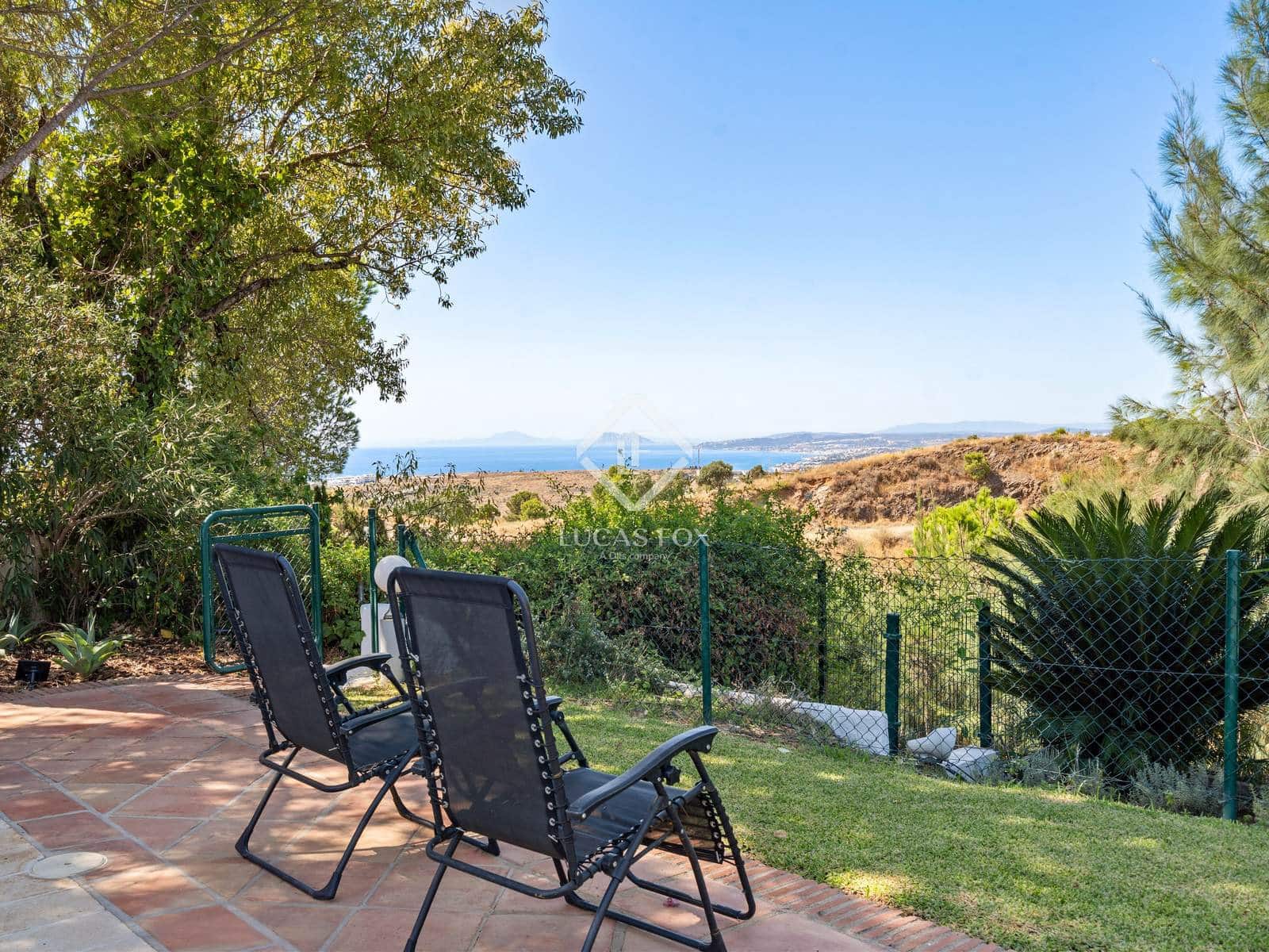 4 bedroom Villa for sale in Estepona with pool garage - € 996,000 (Ref: 9211403)