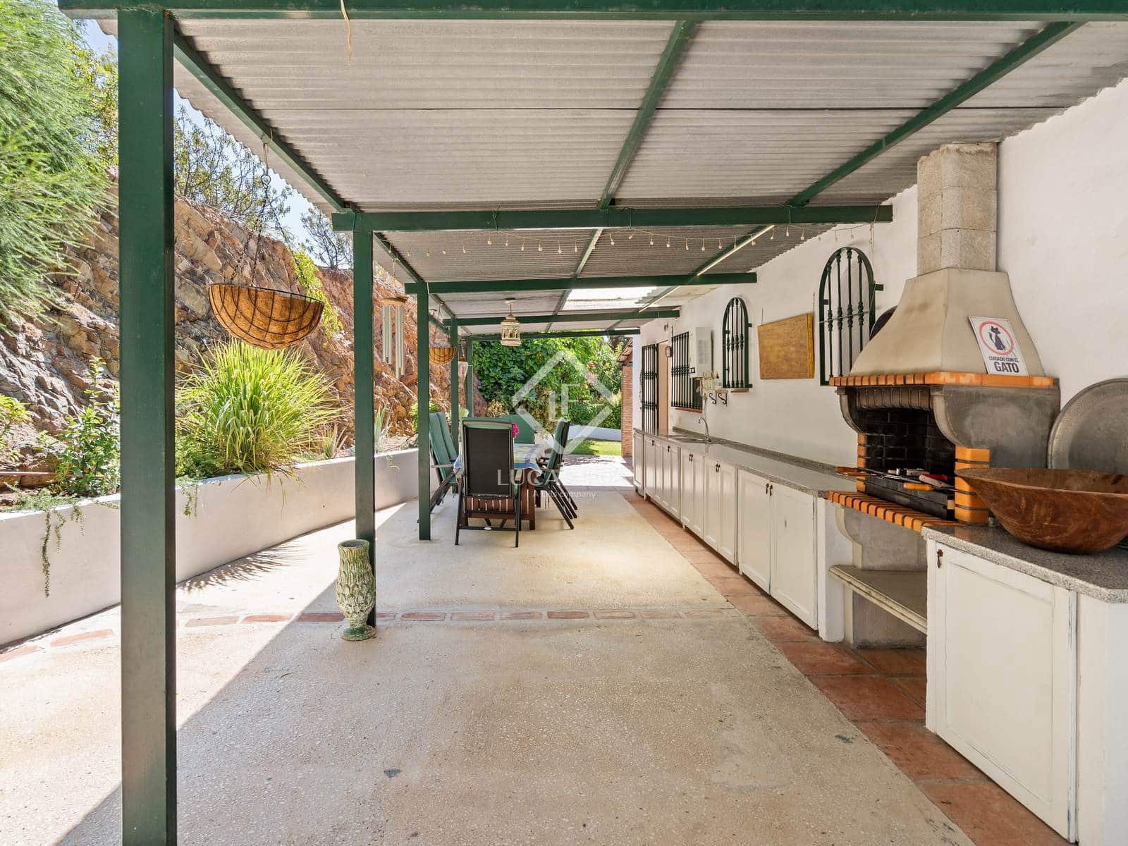 4 bedroom Villa for sale in Estepona with pool garage - € 996,000 (Ref: 9211403)