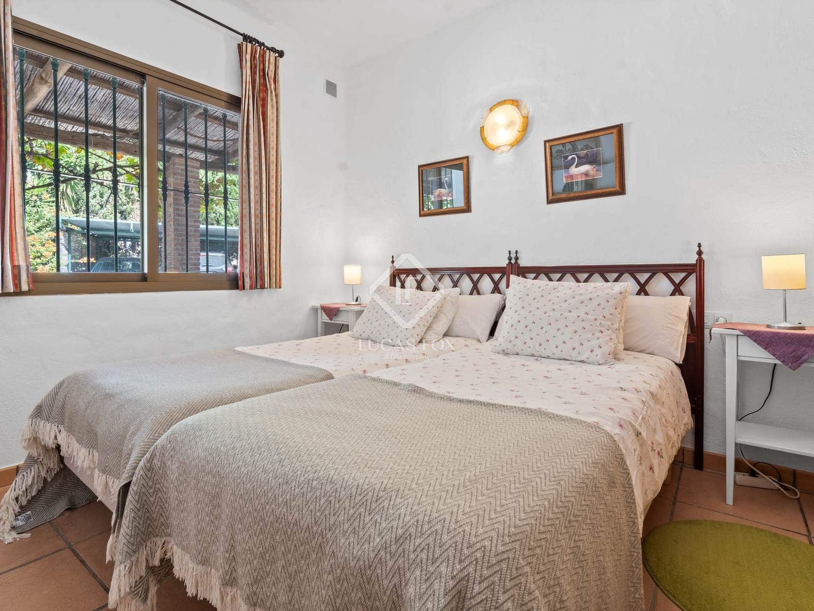 4 bedroom Villa for sale in Estepona with pool garage - € 996,000 (Ref: 9211403)