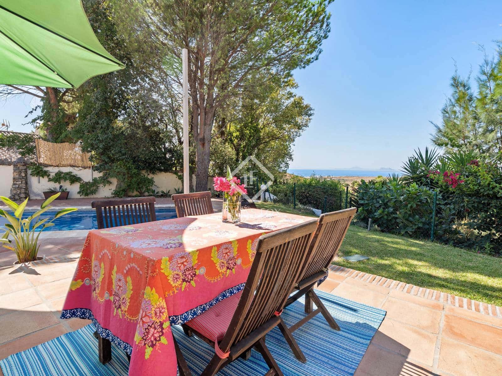 4 bedroom Villa for sale in Estepona with pool garage - € 996,000 (Ref: 9211403)