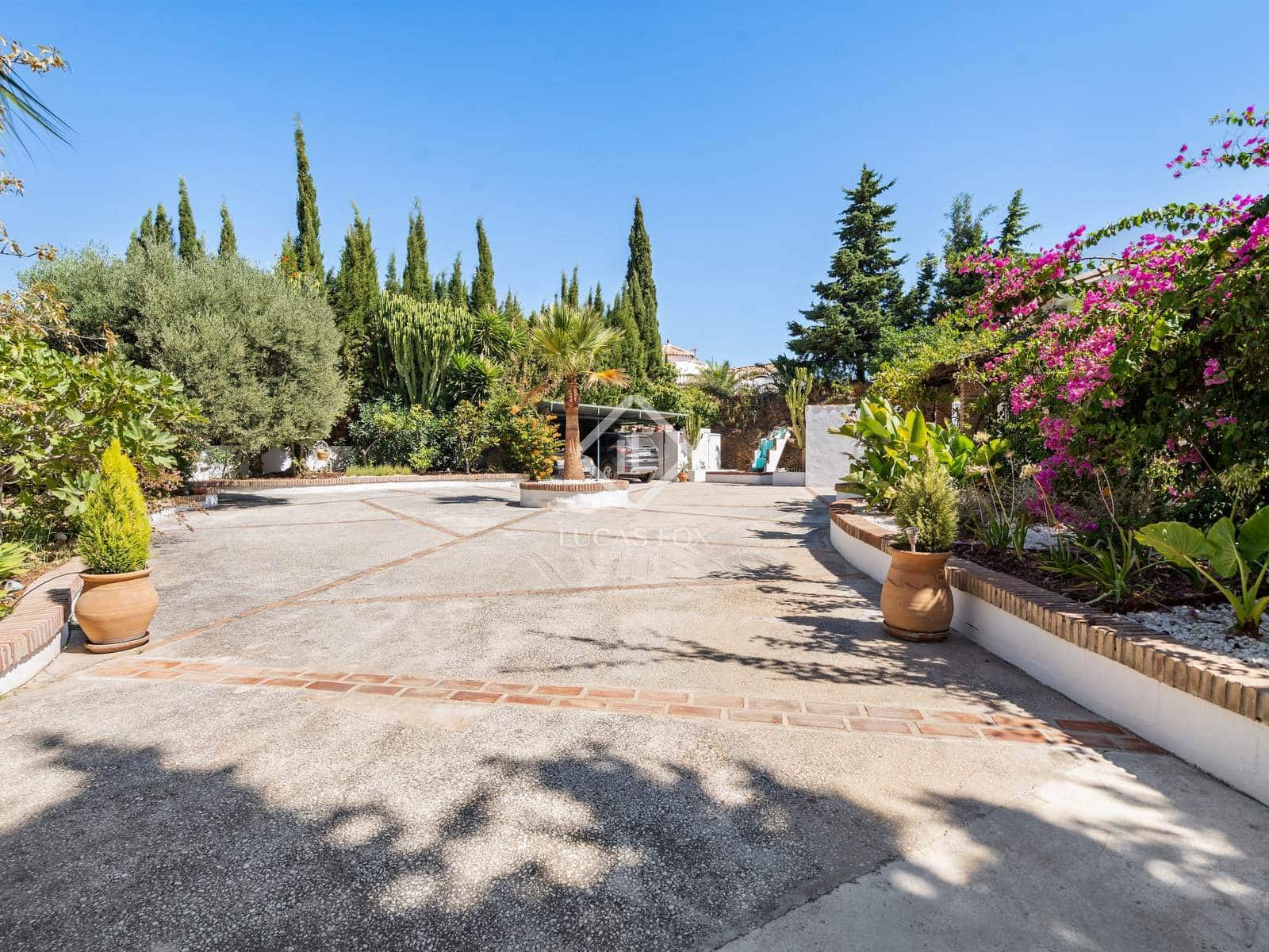 4 bedroom Villa for sale in Estepona with pool garage - € 996,000 (Ref: 9211403)