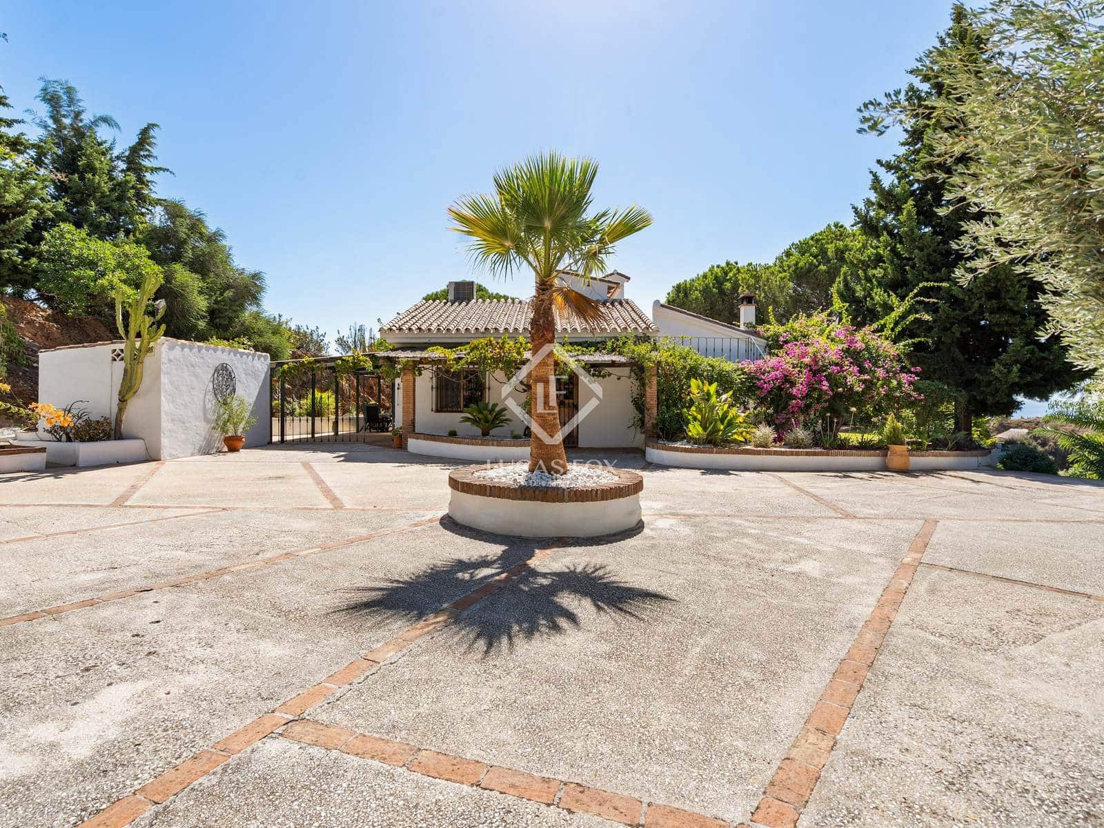 4 bedroom Villa for sale in Estepona with pool garage - € 996,000 (Ref: 9211403)