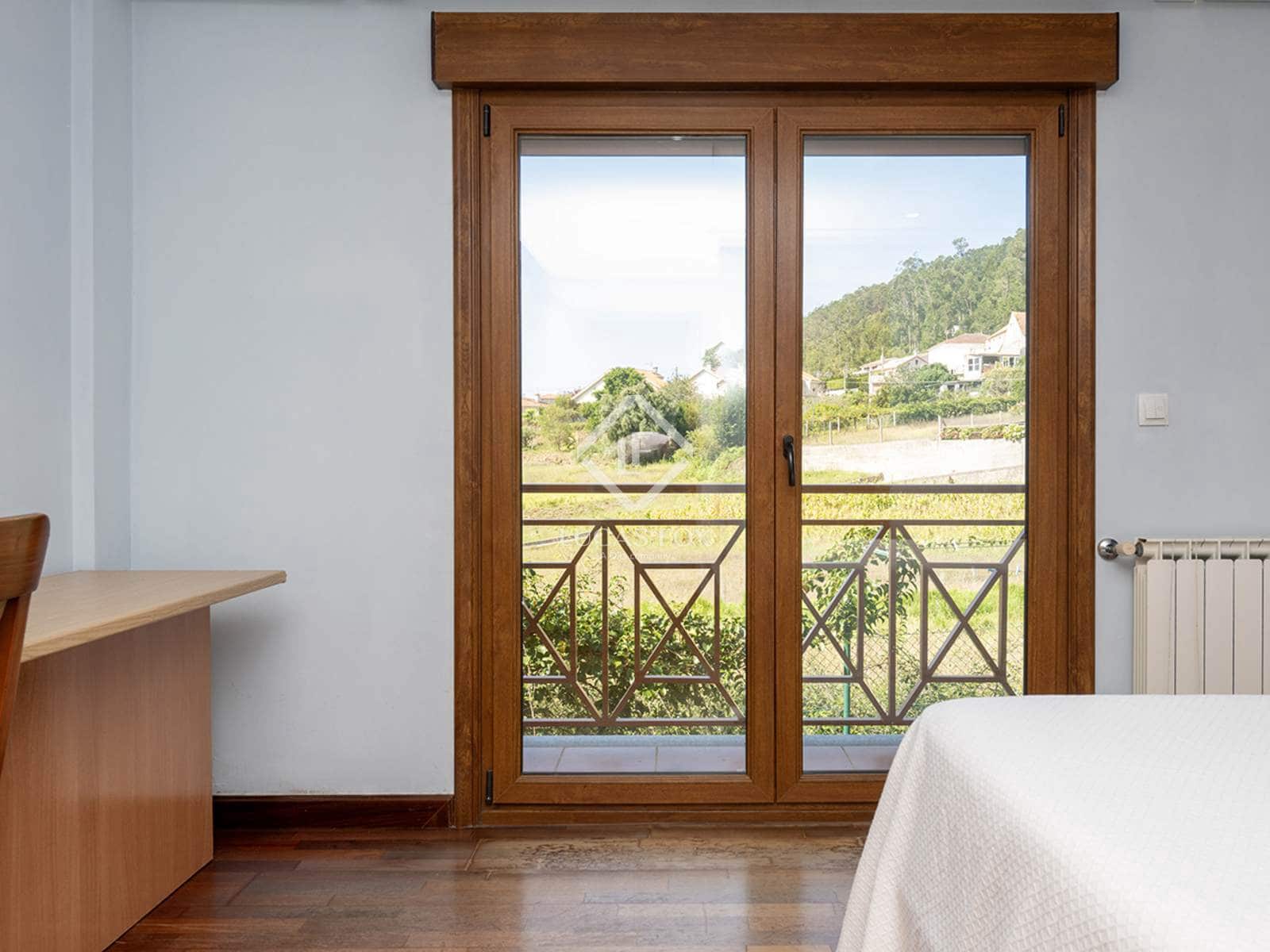 4 soveværelse Villa til salg i Pontevedra by med garage - € 420.000 (Ref: 9223582)