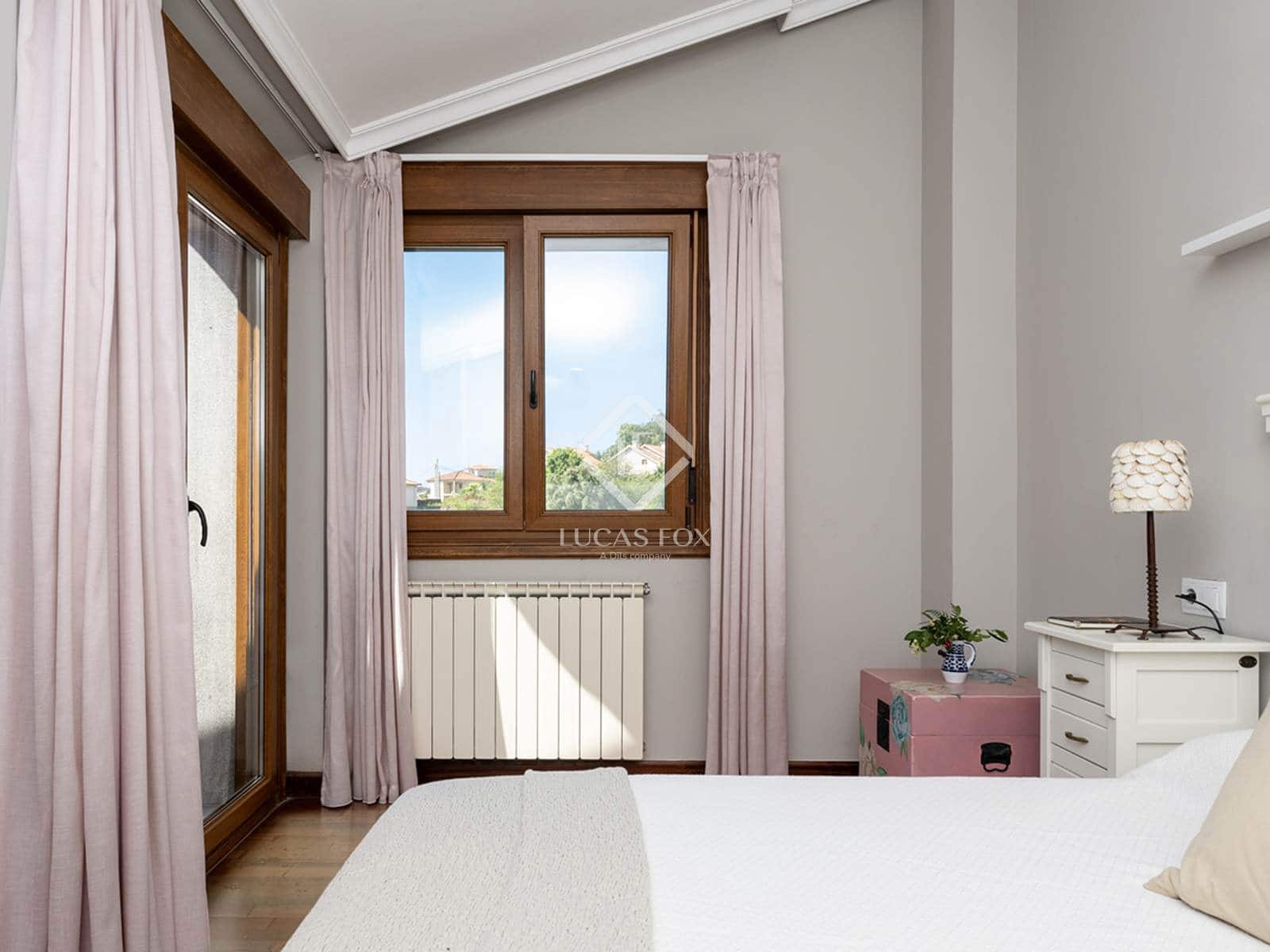 4 soveværelse Villa til salg i Pontevedra by med garage - € 420.000 (Ref: 9223582)