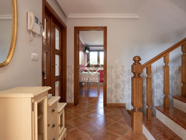 4 bedroom Villa for sale in Pontevedra city with garage - € 420,000 (Ref: 9223582)