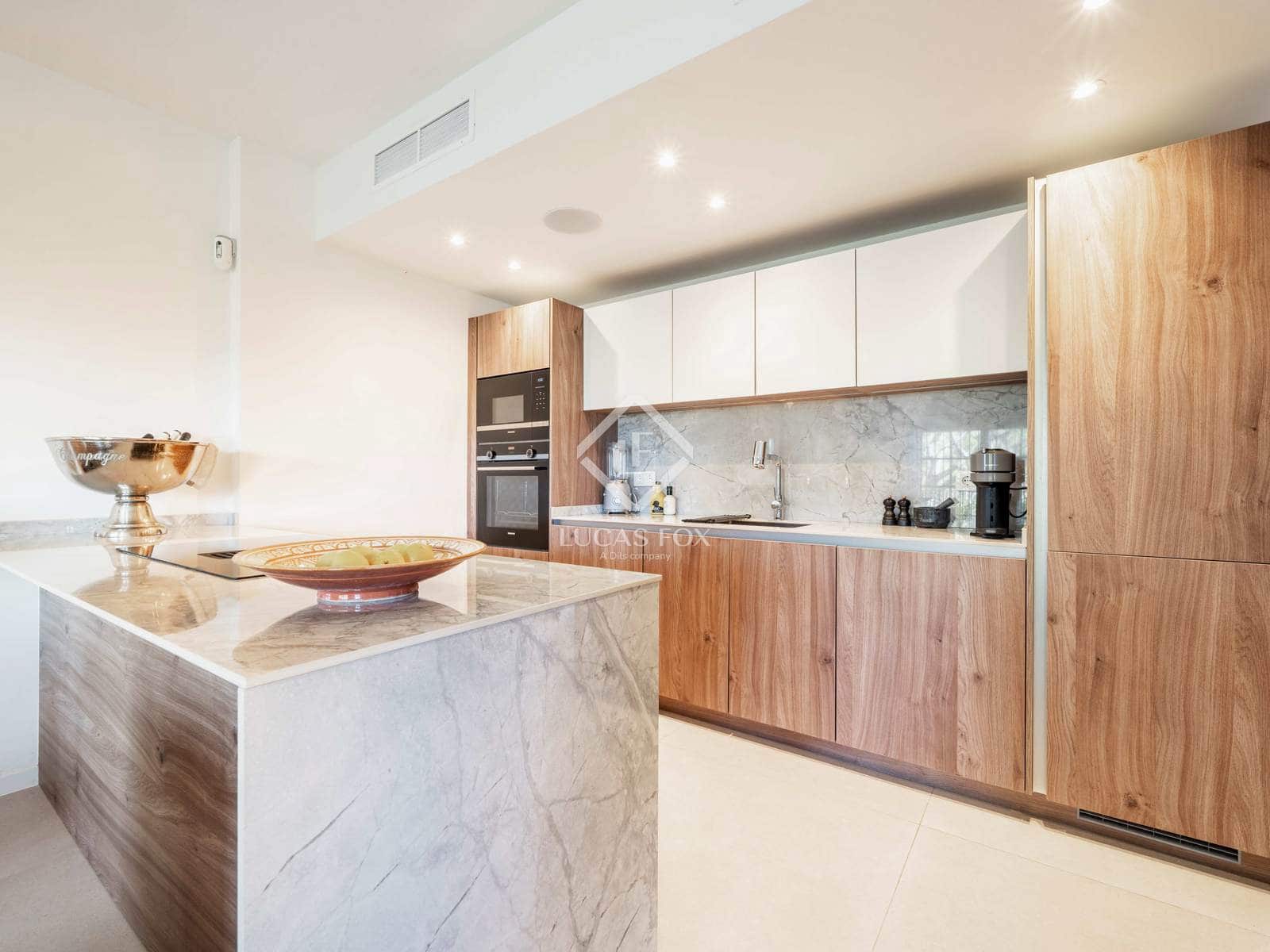 3 bedroom Apartment for sale in Nueva Andalucia with pool - € 765,000 (Ref: 9227379)