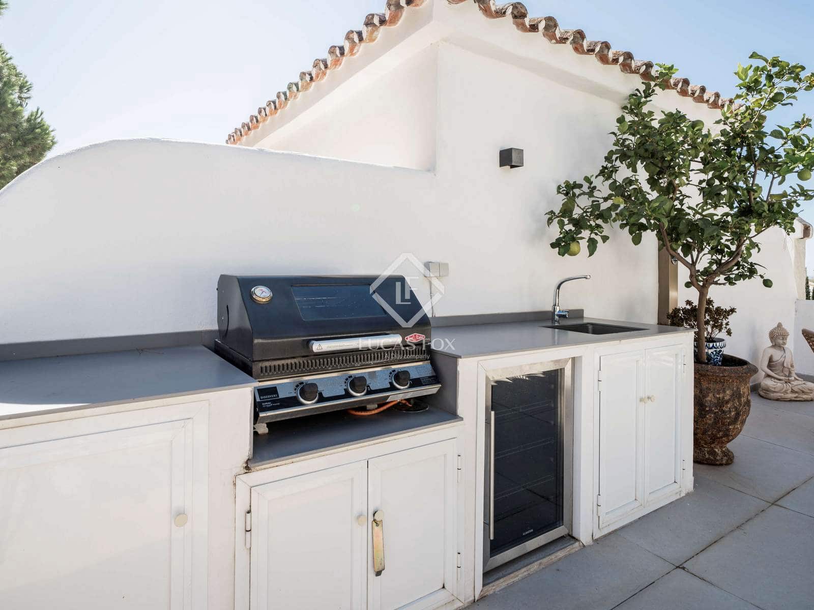 3 bedroom Apartment for sale in Nueva Andalucia with pool - € 765,000 (Ref: 9227379)