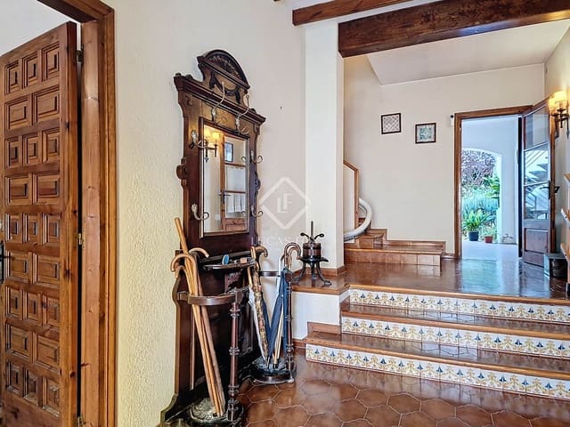 8 bedroom Villa for sale in Vilanova i la Geltrú with garage - € 1,090,000 (Ref: 9227733)