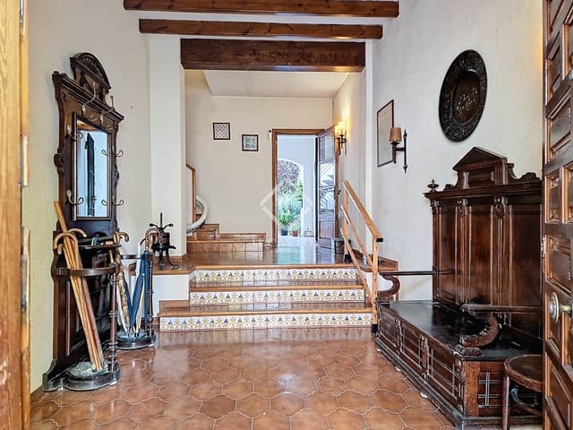 8 bedroom Villa for sale in Vilanova i la Geltrú with garage - € 1,090,000 (Ref: 9227733)