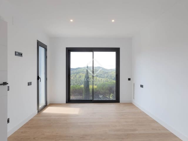 4 soverom Villa til salgs i Vallromanes med svømmebasseng garasje - € 790 000 (Ref: 9241150)