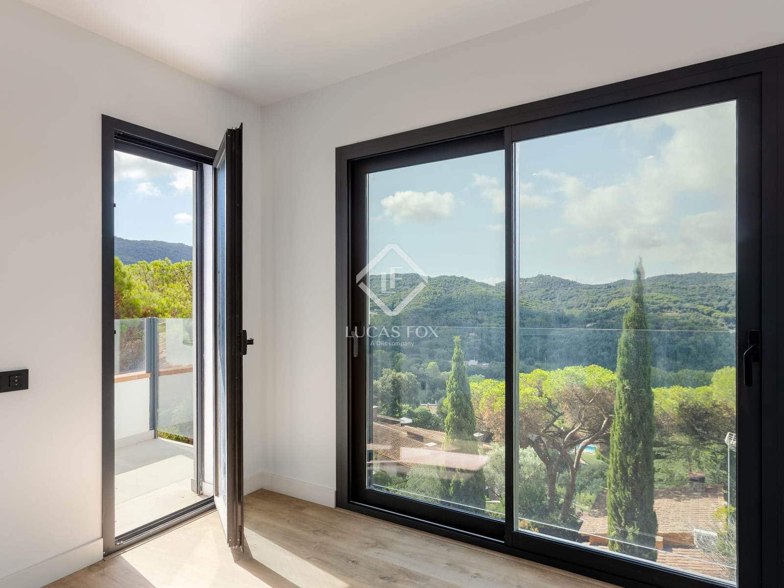 4 soverom Villa til salgs i Vallromanes med svømmebasseng garasje - € 790 000 (Ref: 9241150)