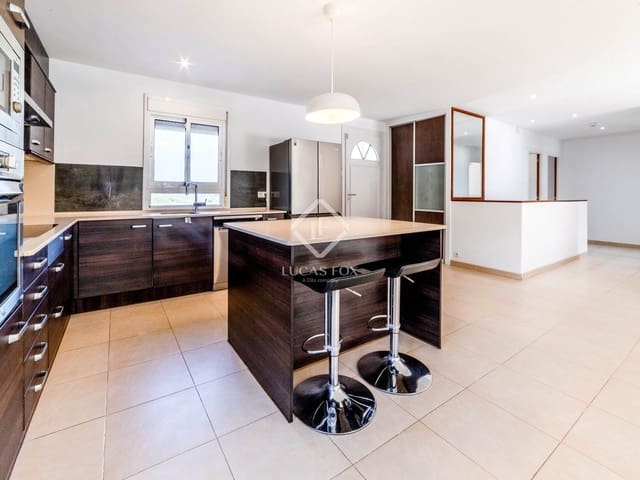 4 bedroom Villa for sale in Olivella with pool garage - € 535,000 (Ref: 9249145)