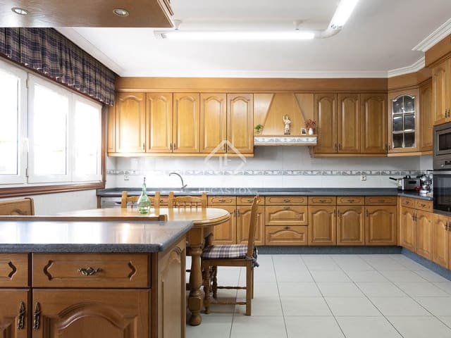 6 bedroom Villa for sale in Pontevedra city with pool garage - € 1,350,000 (Ref: 9263376)