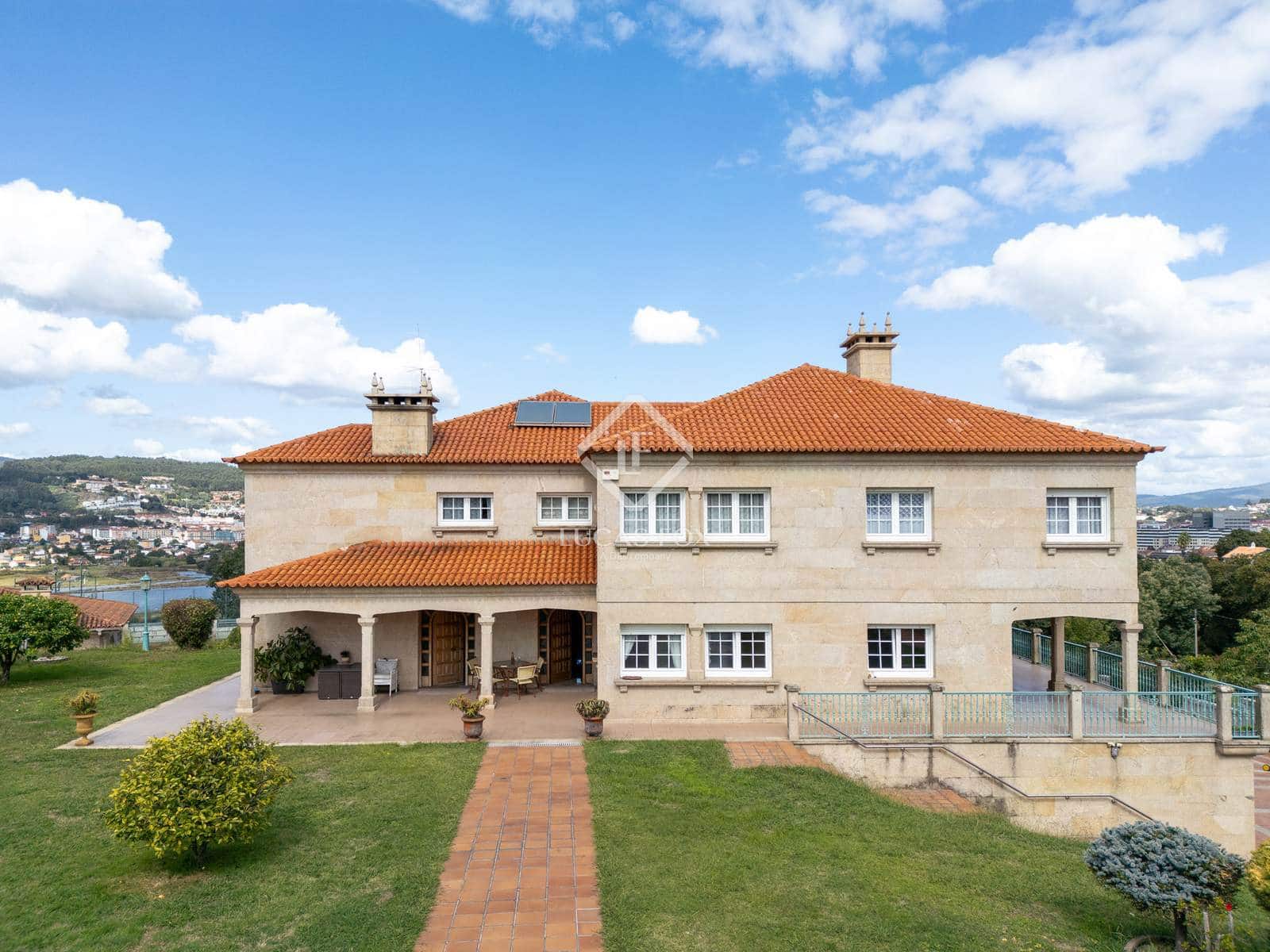 6 bedroom Villa for sale in Pontevedra city with pool garage - € 1,350,000 (Ref: 9263376)