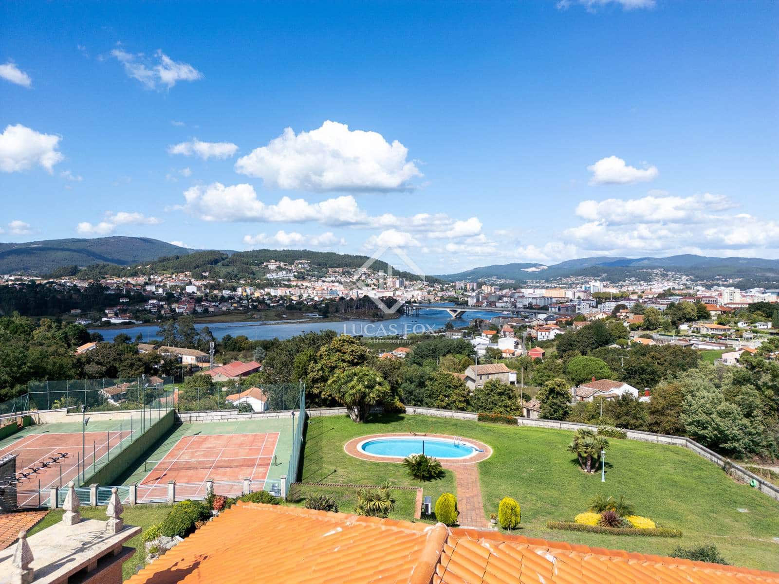 6 bedroom Villa for sale in Pontevedra city with pool garage - € 1,350,000 (Ref: 9263376)