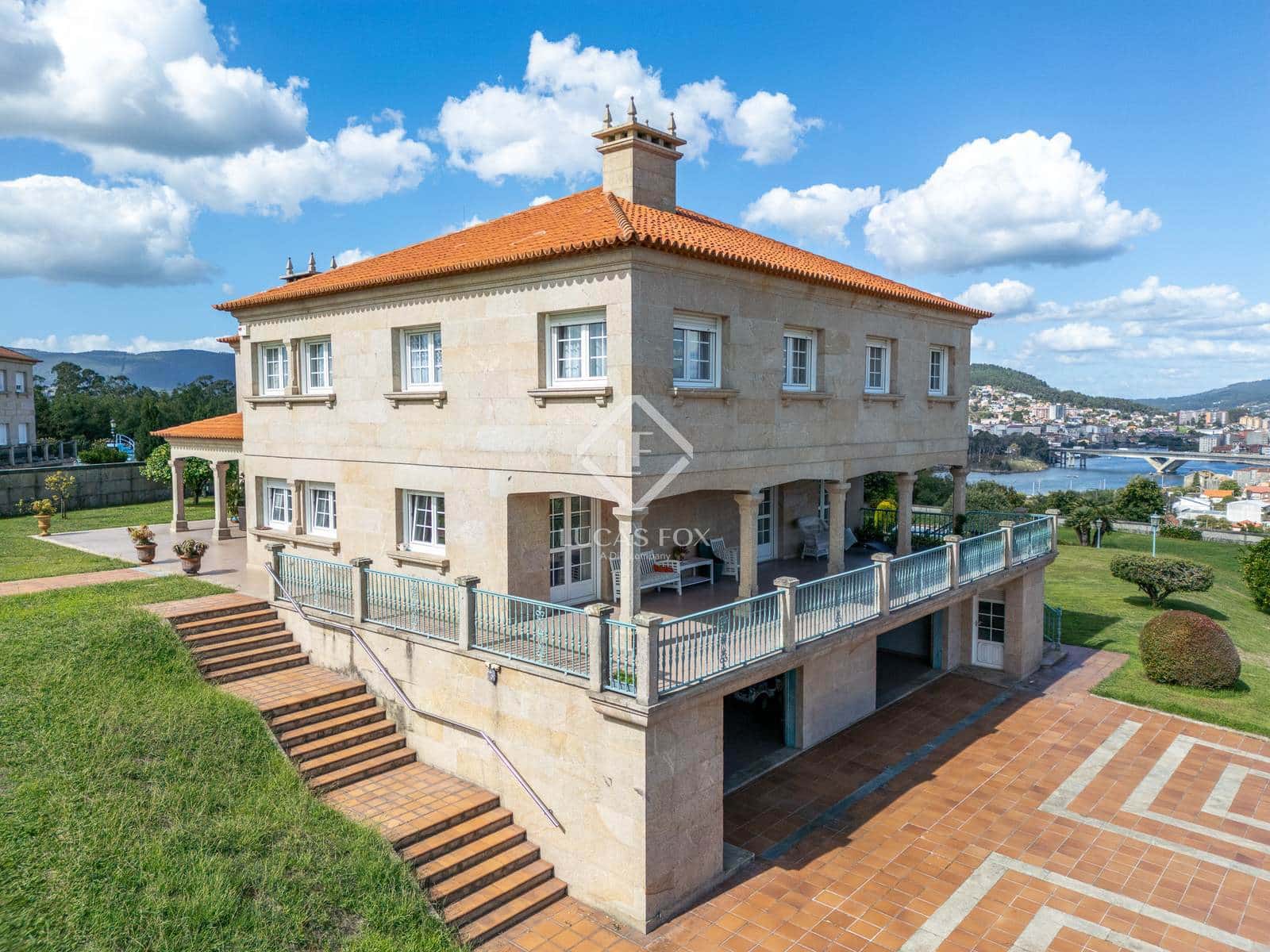 6 bedroom Villa for sale in Pontevedra city with pool garage - € 1,350,000 (Ref: 9263376)