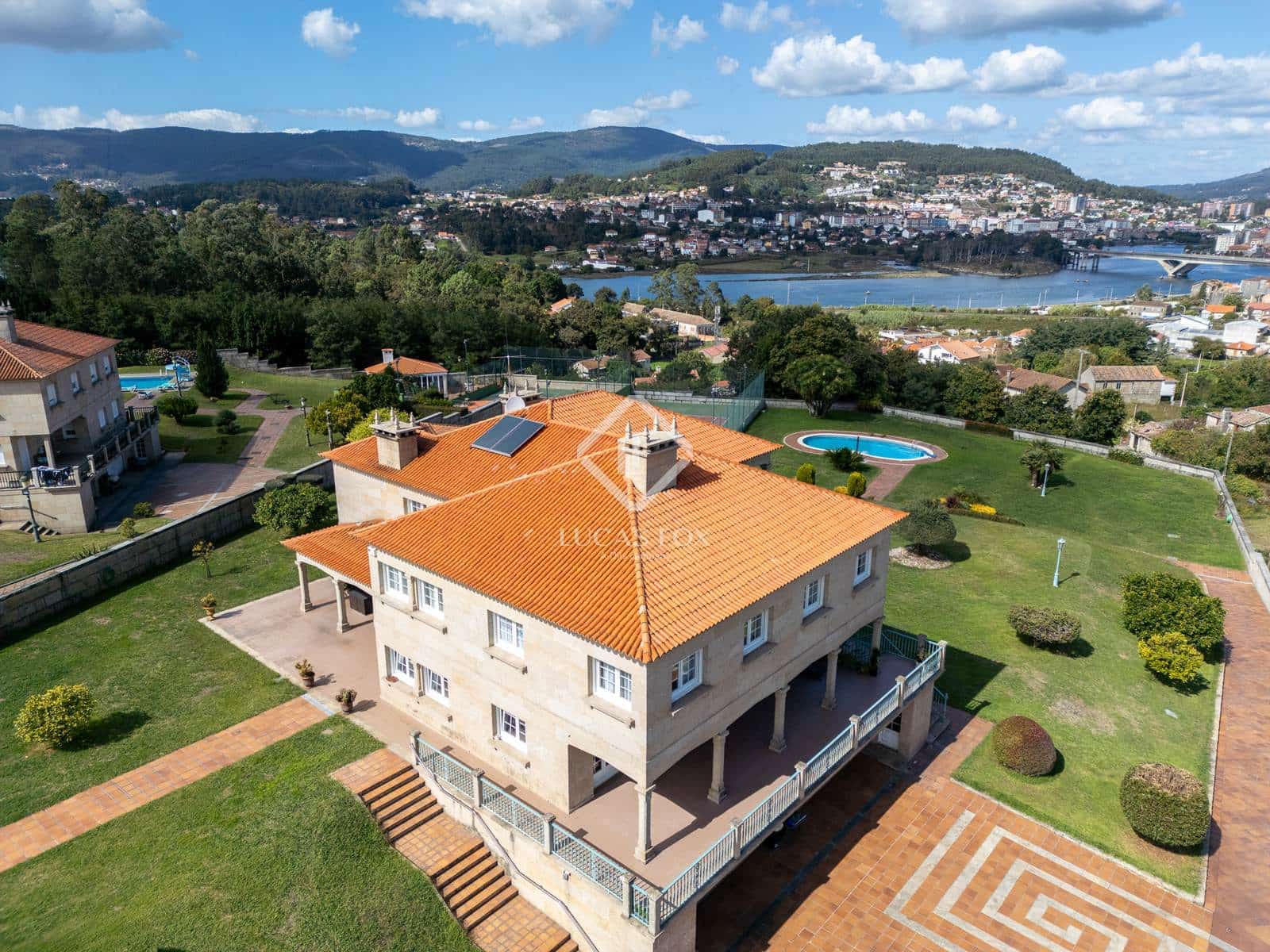6 bedroom Villa for sale in Pontevedra city with pool garage - € 1,350,000 (Ref: 9263376)