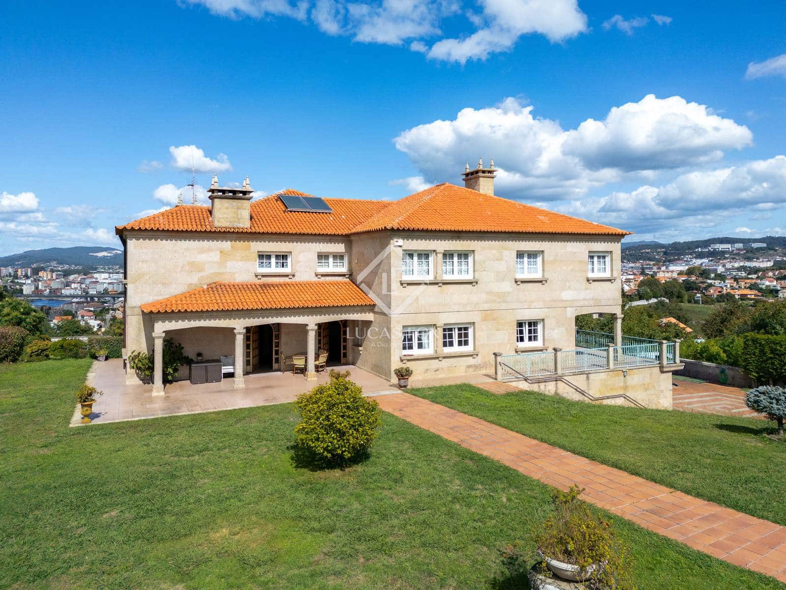 6 bedroom Villa for sale in Pontevedra city with pool garage - € 1,350,000 (Ref: 9263376)