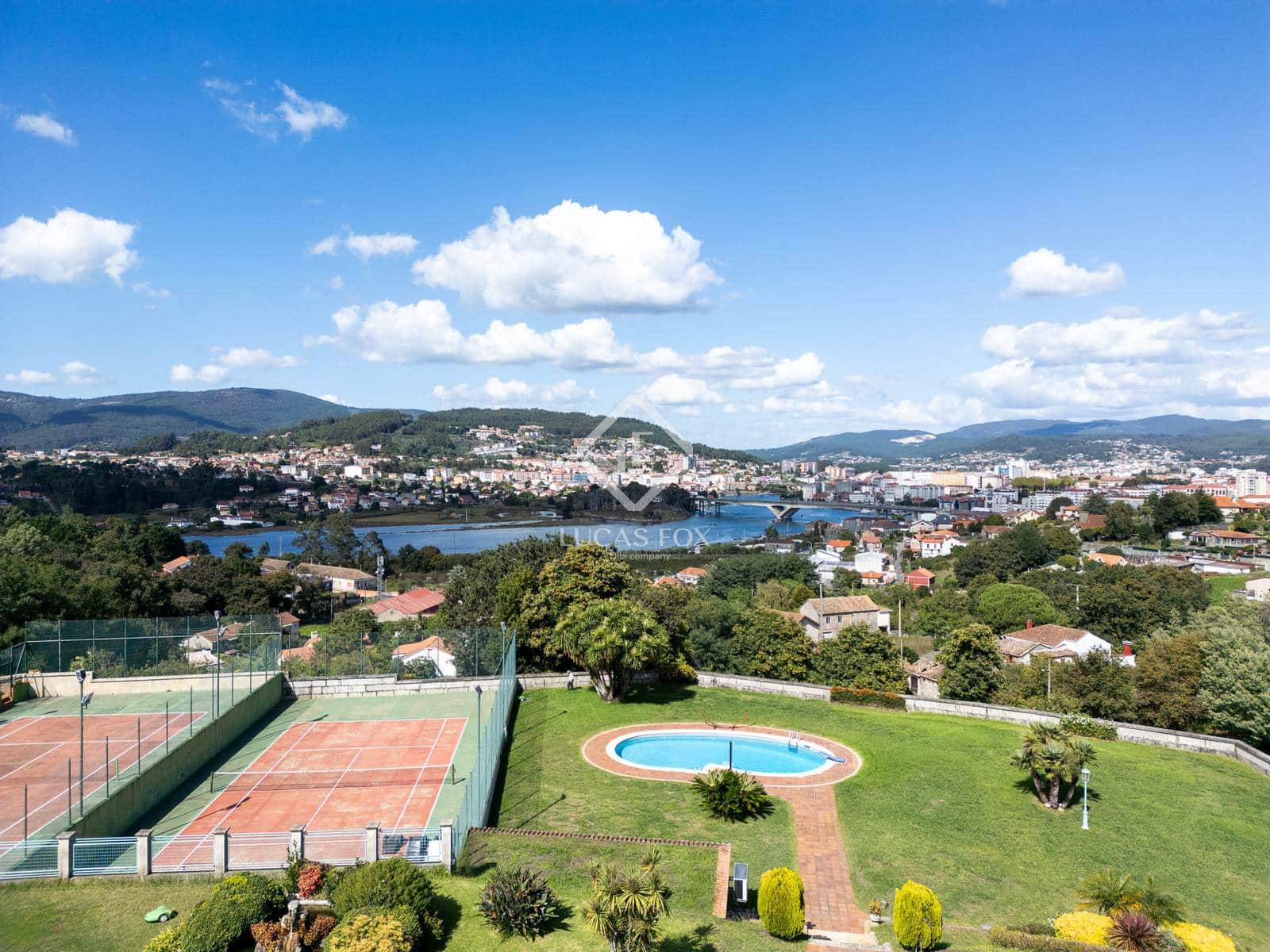 6 bedroom Villa for sale in Pontevedra city with pool garage - € 1,350,000 (Ref: 9263376)