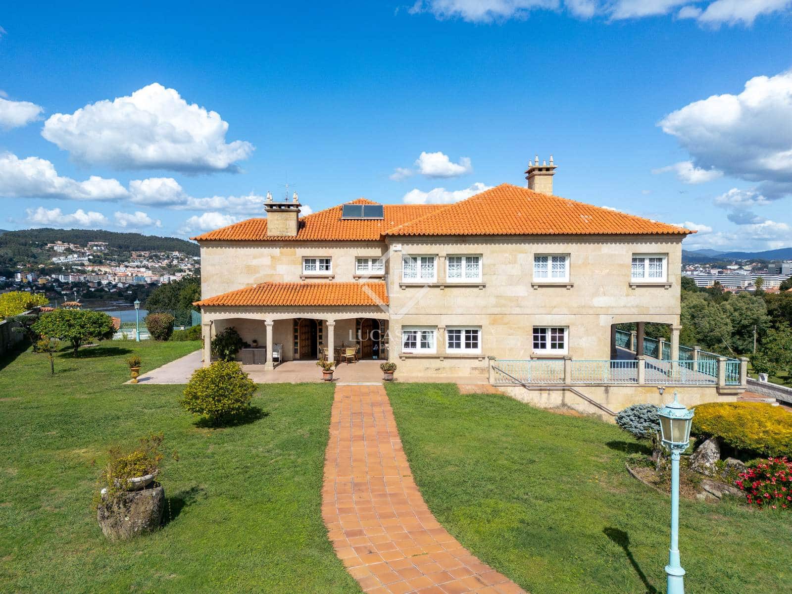 6 bedroom Villa for sale in Pontevedra city with pool garage - € 1,350,000 (Ref: 9263376)