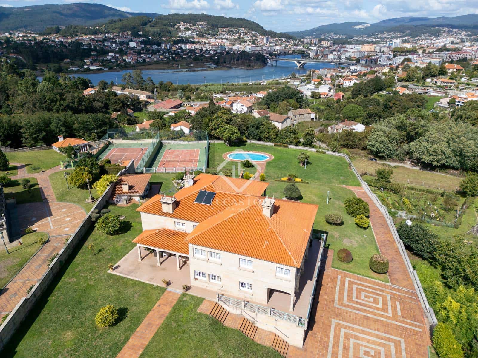 6 bedroom Villa for sale in Pontevedra city with pool garage - € 1,350,000 (Ref: 9263376)