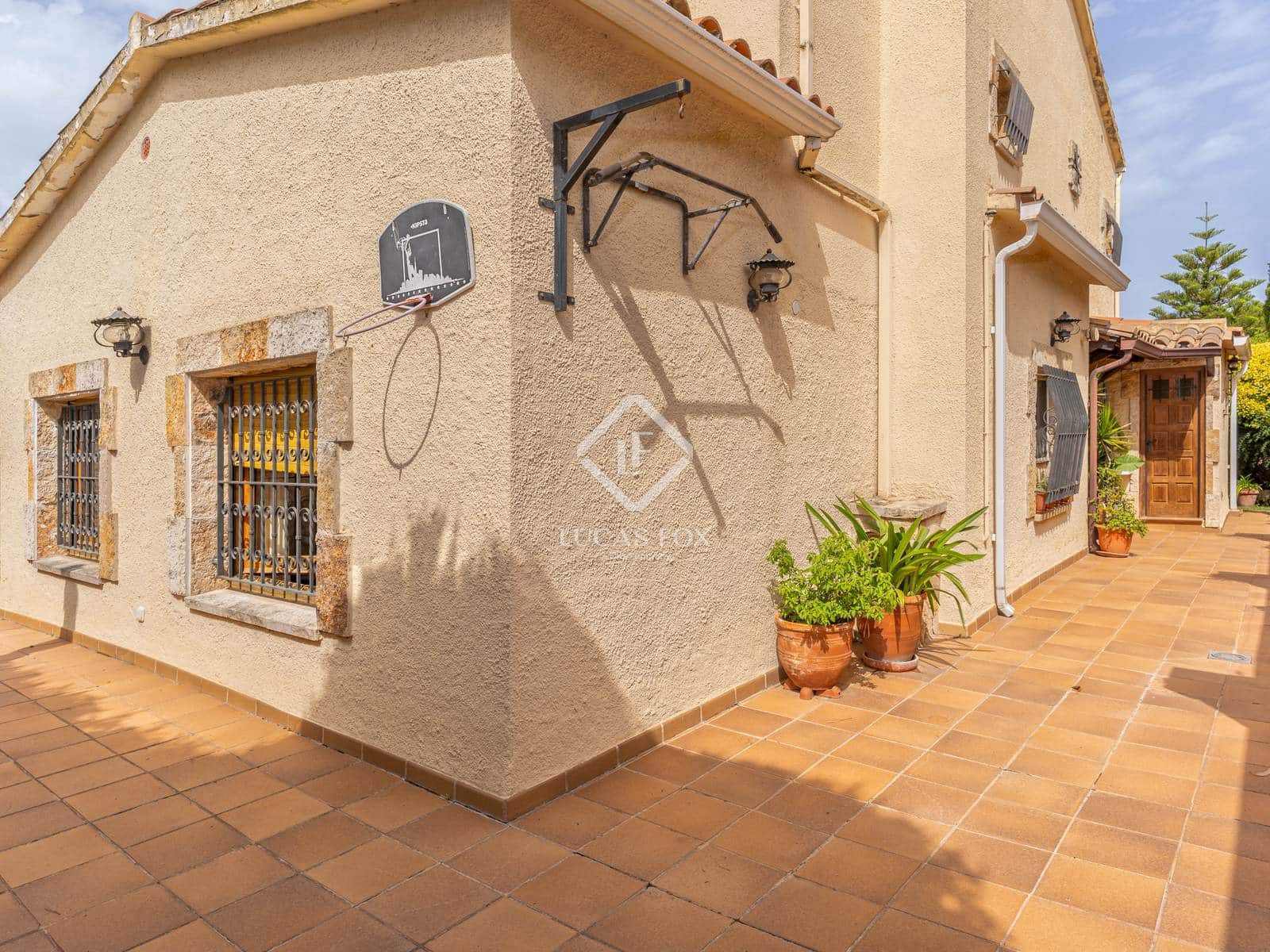 8 slaapkamer Villa te koop in S'Agaro - € 590.000 (Ref: 9271723)