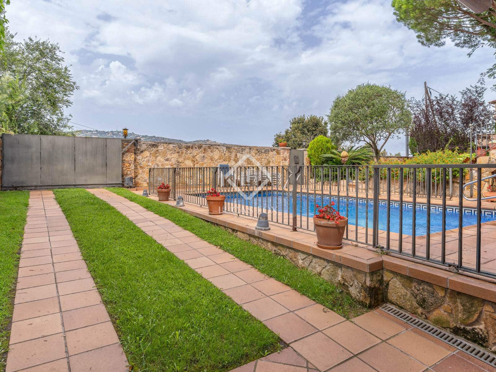 8 slaapkamer Villa te koop in S'Agaro - € 590.000 (Ref: 9271723)