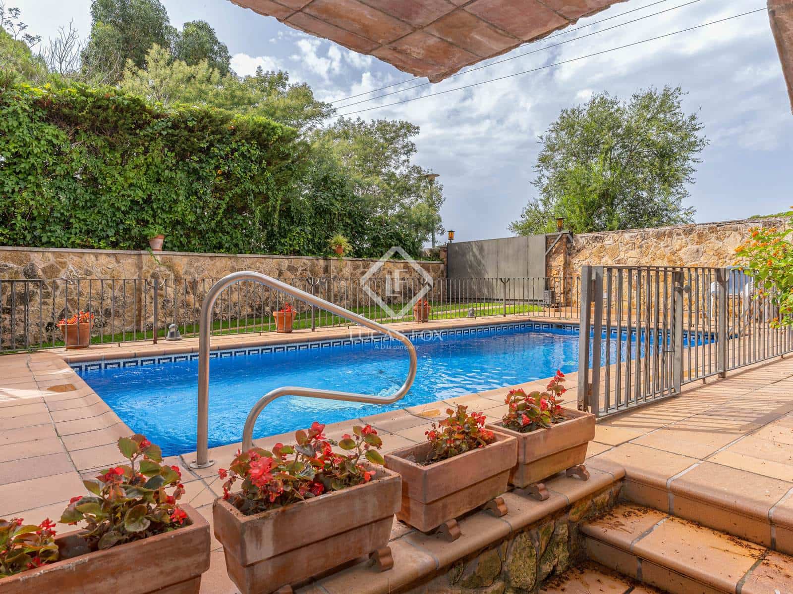 8 slaapkamer Villa te koop in S'Agaro - € 590.000 (Ref: 9271723)