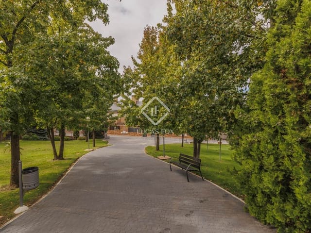 4 bedroom Villa for sale in Boadilla del Monte with pool garage - € 1,045,000 (Ref: 9275068)