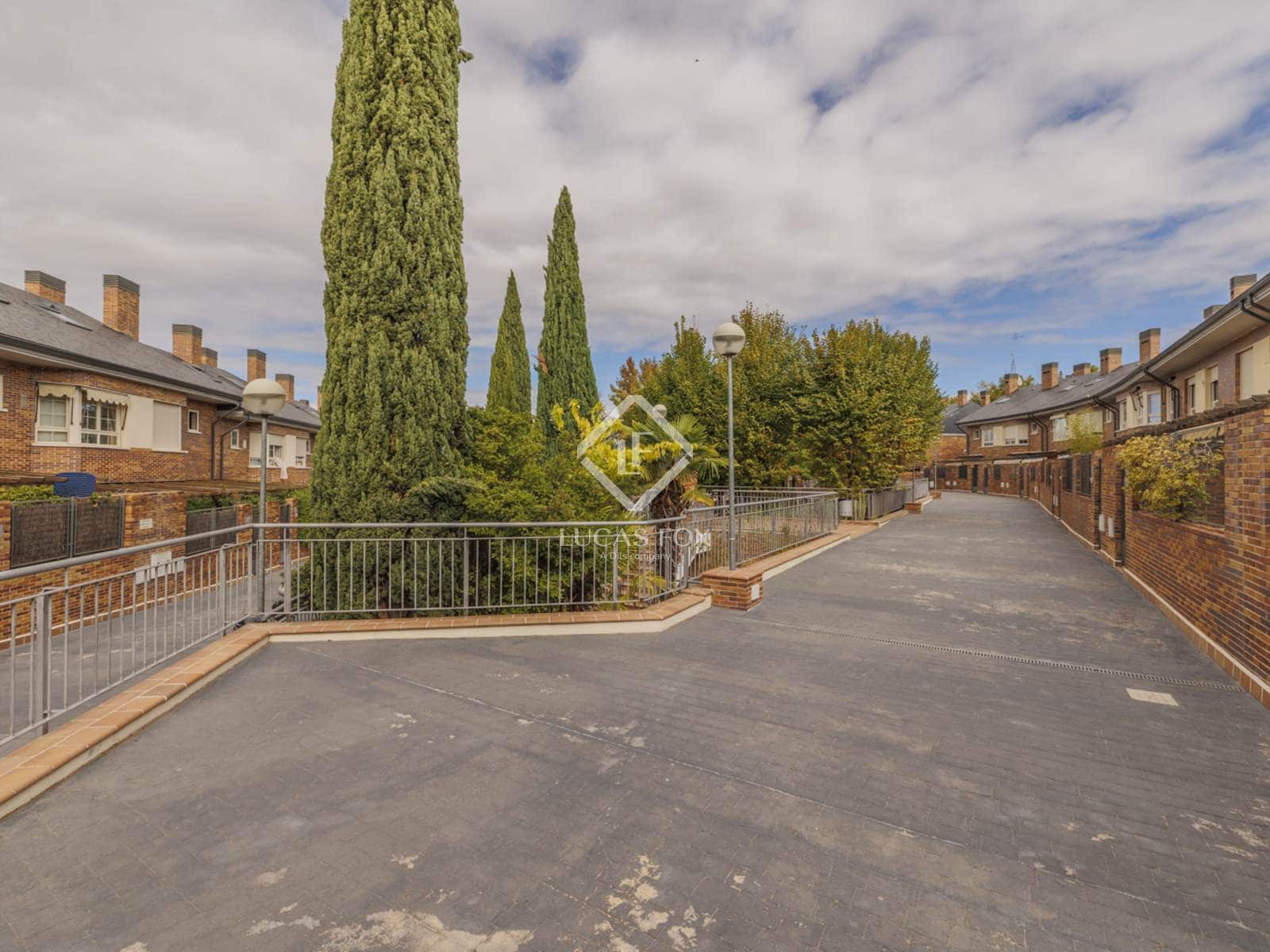 4 sovrum Villa till salu i Boadilla del Monte med pool garage - 1 045 000 € (Ref: 9275068)