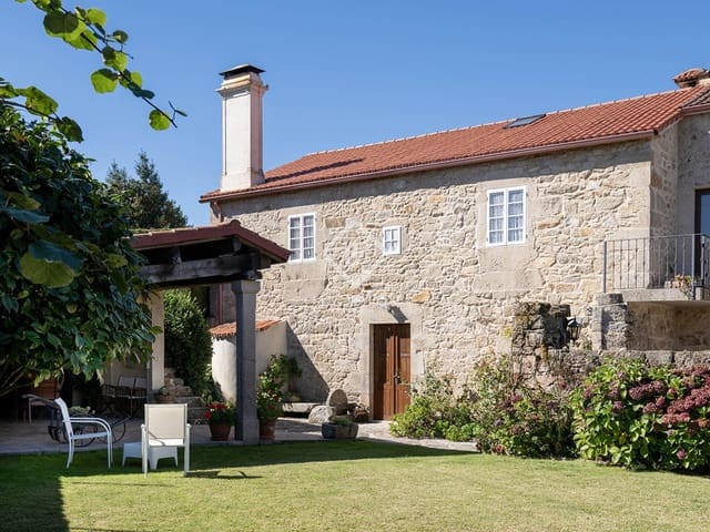 4 bedroom Villa for sale in A Estrada with garage - € 375,000 (Ref: 9283936)