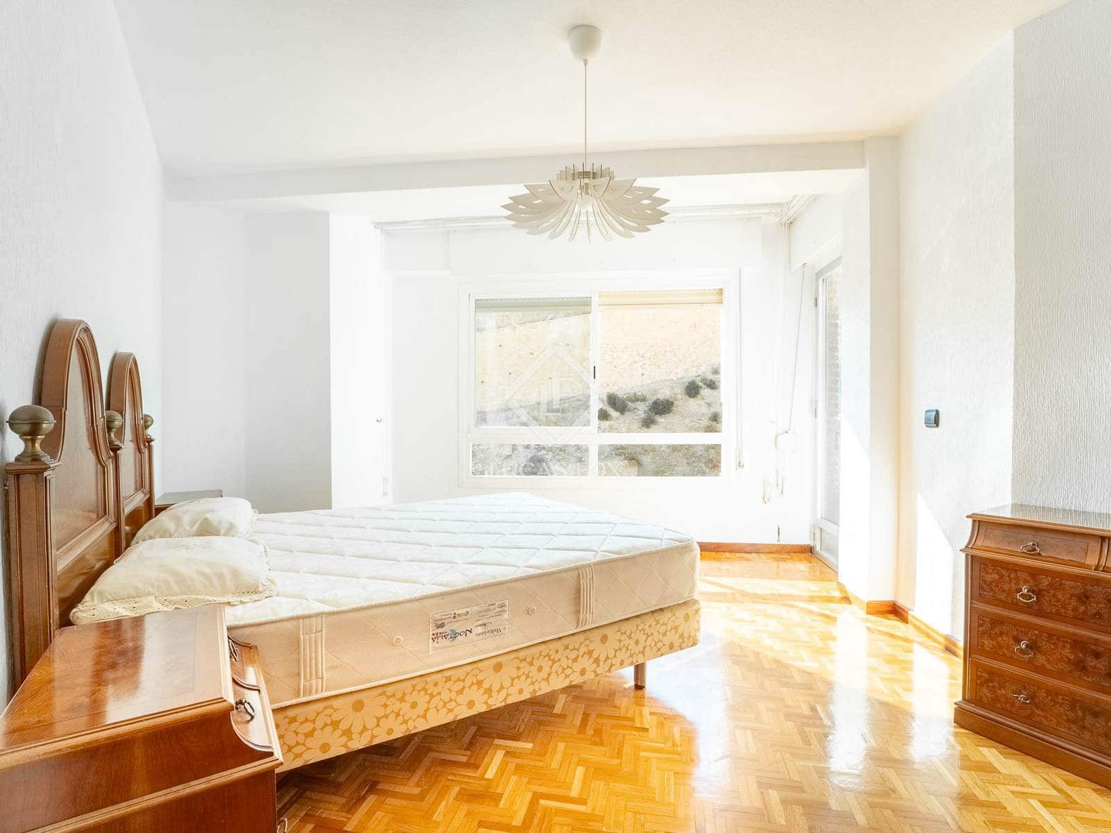 Appartement de 4 chambres à louer à Alicante ville - 1 200 € (Ref: 9293219)