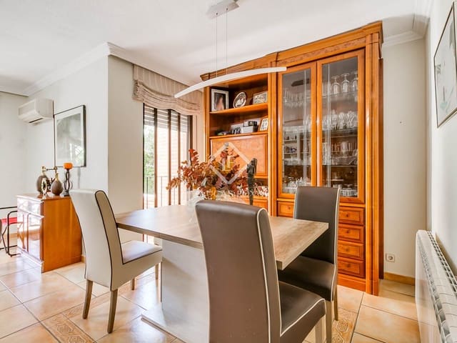 4 bedroom Villa for sale in Madrid city with pool garage - € 1,650,000 (Ref: 9301496)