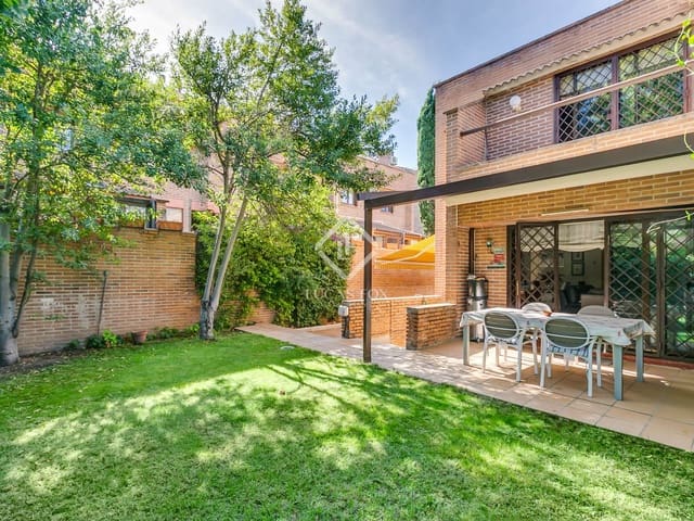 4 bedroom Villa for sale in Madrid city with pool garage - € 1,650,000 (Ref: 9301496)