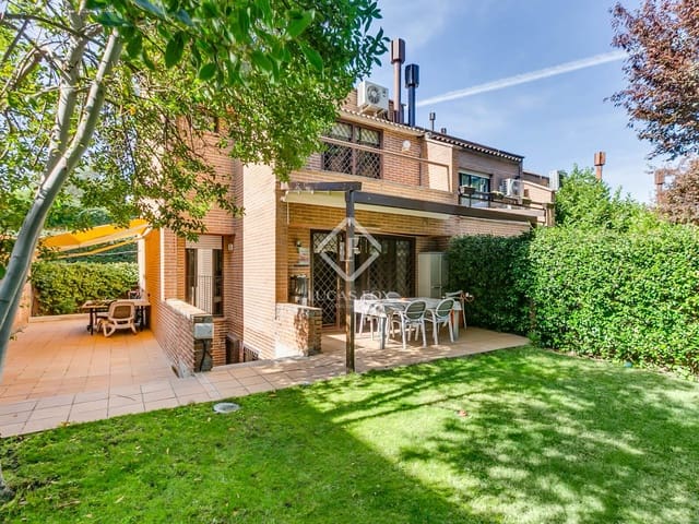 4 bedroom Villa for sale in Madrid city with pool garage - € 1,650,000 (Ref: 9301496)