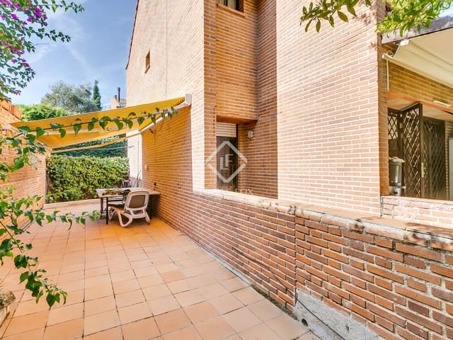 4 bedroom Villa for sale in Madrid city with pool garage - € 1,650,000 (Ref: 9301496)