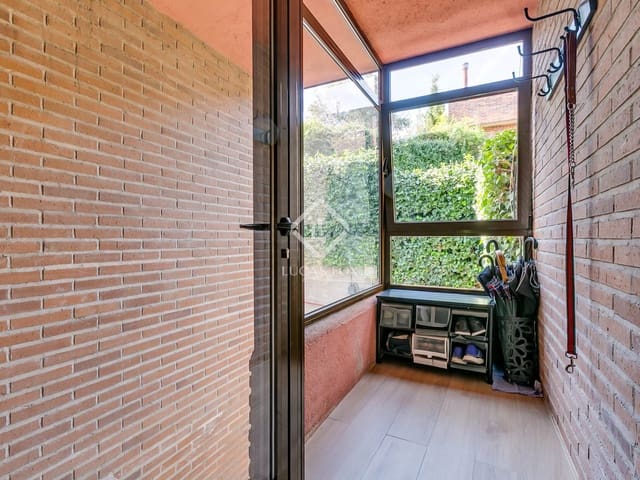4 bedroom Villa for sale in Madrid city with pool garage - € 1,650,000 (Ref: 9301496)