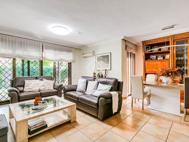 4 bedroom Villa for sale in Madrid city with pool garage - € 1,650,000 (Ref: 9301496)