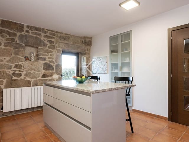 5 bedroom Villa for sale in Cerdedo-Cotobade with garage - € 435,000 (Ref: 9309163)